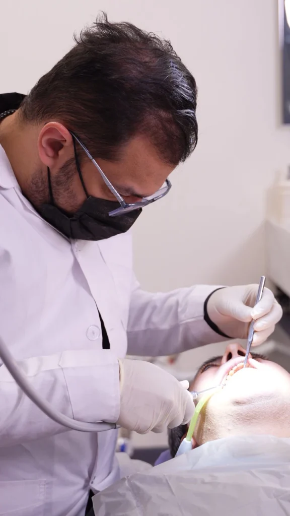 پر کردن دندان جلو ۱